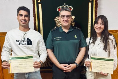 Los alumnos posan tras sus prácticas tuteladas por la Guardia Civil de Soria.