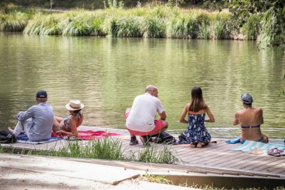 Gente refrescándose junto al Duero.