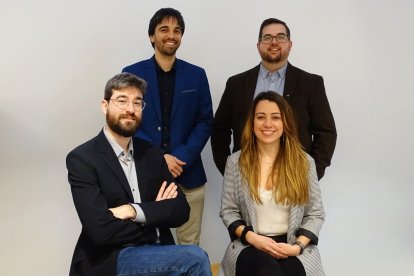 Enrique Hernández, a la derecha de pie, junto a los miembros de la empresa.