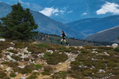 Una atleta en uno de los espectaculares paisajes de Desafío Urbión.