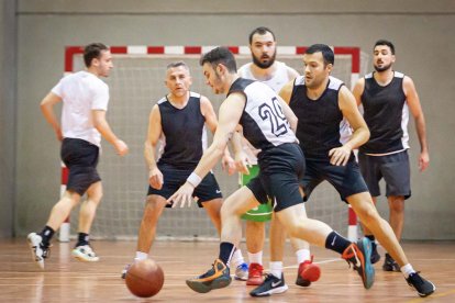 Actividad de baloncesto ofertada en la campaña deportiva municipal.