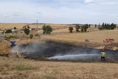 Labores de extinción del incendio en la mañana de este domingo.