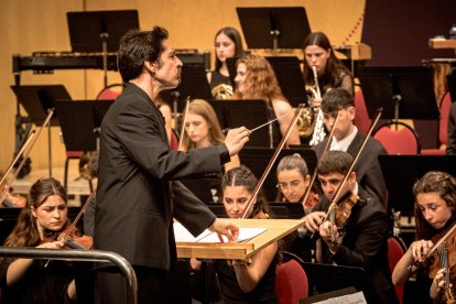 La orquesta estuvo dirigida por  Adrián Hernández.