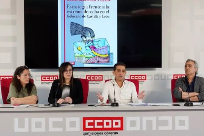 Lorena Vega, la segunda por la izquierda, en una rueda de prensa de CC OO regional en marzo.