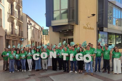 Plantilla de la oficina central de Caja Rural de Soria en el Día Solidario.