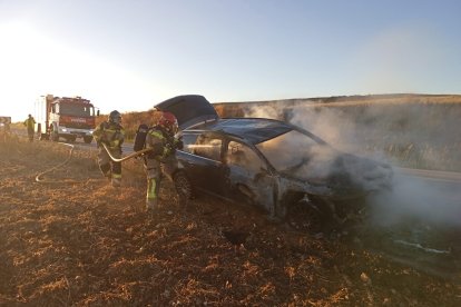 Arde un vehículo a la altura de Morón de Almazán.