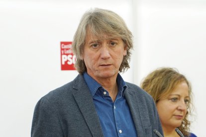 El secretario general del PSCyL, Carlos Martínez, y la eurodiputada socialista y presidenta de la Alianza Progresista de Socialistas y Demócratas en el Parlamento Europeo, Iratxe García, mantienen una reunión con las organizaciones agrarias.