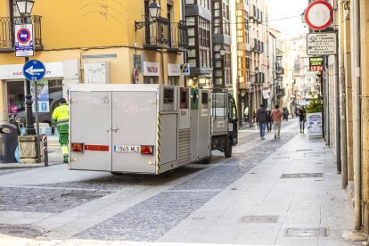 Traslado de los contenedores de 'quita y pon' en el centro.
