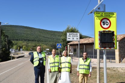 La delegada visita Sotillo del Rincón acompañada del alcalde de la localidad.
