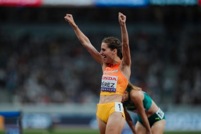 Marta Pérez, exultante en meta, estará en una nueva final mundialista tras su gran carrera en las semifinales de Tokio.