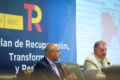 El delegado Territorial de la Agencia Estatal de Meteorología (Aemet) en Castilla y León, Manuel Mora, acompañado del subdelegado del Gobierno en Valladolid, Jacinto Canales, hace un resumen climático del verano, un balance del año hidrológico y la predicción estacional para el otoño.