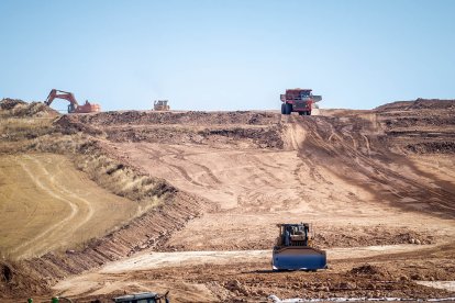 Maquinaria trabajando en el tramo Fuensaúco-Villar del Campo de la A-15.