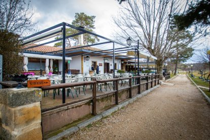 A partir del 1 de octubre la Casa del Guarda de Valonsadero cerrará sus puertas al público, una vez ha concluido la prórroga que el Ayuntamiento concedió a la empresa adjudicataria, Aldea Garcés SL, para poder establecer las necesidades de mejora del icónico establecimiento de cara a reformar el edificio y al mismo tiempo que siguiera estando abierto hasta realizar la evaluación técnica. Una memoria que la Junta de Castilla y León ya ha entregado al Consistorio cuantificada en 900.000 euros con el fin de elaborar el pliego de condiciones para su licitación. 
La concejala de Obras, Ana Alegre, explicó ayer a este periódico que los técnicos del Ayuntamiento ya se encuentran trabajando en la redacción del documento de cara a que salga a licitación lo antes posible para que en cuanto se adjudique se lleve a cabo la reforma y el establecimiento pueda estar de nuevo en marcha para los próximos Sanjuanes y el verano. Es la idea que tiene el equipo de Gobierno de cara a que el nuevo adjudicatario aproveche la ‘temporada alta’ con el periodo estival, si bien señaló que va a depender de los plazos que marque la ley de contratación de acuerdo con el pliego que se elabore. Además, al ser Valonsadero propiedad del Consistorio pero un Monte de Utilidad Pública la adjudicación corre a cargo de la Junta de Castilla y León, que es la encargada de la gestión de los aprovechamientos forestales y por tanto debe velar porque se cumplan el plan de ordenación de los recursos y de forma sostenible. 
El anterior adjudicatario, Aldea Garcés SL, ya ha comunicado de manera oficial que da por finalizado el contrato y el próximo 30 de septiembre será el último día de servicio hasta que no se acometa la reforma. La Junta indicó en su momento que teniendo en cuenta la numerosa afluencia de público que visita el lugar era preciso mantener en funcionamiento la explotación del restaurante al objeto de garantizar un adecuado uso público del monte y evitar que con su cierre, las instalaciones se deteriorasen o se produjeran posibles ocupaciones o robos. Así, la Administración regional propuso la concesión de un uso privativo para la explotación por un periodo de seis meses, prorrogable tres meses más, al objeto de continuar con lo usos y servicios asociados al mismo, en tanto iba avanzando con la tramitación de las obras necesarias y el nuevo expediente de concesión por un periodo más prolongado. 
Cabe recordar que la concesión de la Casa del Guarda procede de marzo de 2000 y su plazo de gestión expiró el pasado 31 de diciembre. Pero la empresa Aldea Garcés SL, continuó al frente de la explotación hasta el 30 de septiembre, periodo en el que debía abonar un canon mensual de 1.000 euros (más IVA) durante un periodo de un año.
Ahora el Ayuntamiento plantea una concesión similar a la que ha regido en otras dependencias municipales de hostelería, como es el Kiosco o el Soto Playa. Así, la adjudicación por un tiempo amplio implica a cambio una serie de inversiones, con plazo suficiente para que el gestor pueda amortizarlas. No obstante, en función de la cantidad planteada y según la Ley de Contratos ahora toca concretar el periodo de gestión y el canon mensual, añadió Ana Alegre.
Las instalaciones de la Casa del Guarda abarcan el bar restaurante, la barra de verano, los aseos y el comedor bajo pérgola, además del almacén. El bar restaurante es un inmueble de 280 metros cuadrados de superficie útil, que consta de un edificio principal, que fue restaurado y ampliado en el año 2000, y de otro edificio almacén. 
La memoria indica que el complejo se compone del edificio central del restaurante realizado en mampostería y pilares metálicos con fachadas recercadas de piedra y cubierta a cuatro aguas de algo más de 165 metros cuadrados. En su interior está dividido en una zona de cortavientos en la entrada, una zona de bar de algo más de 20 metros cuadrados, la zona de restaurante central de 76 metros y otra zona de restaurante cerrado de otros 75 metros. Además hay una chimenea de obra en el centro, un oficio conectado con el restaurante, el bloque de aseos y una cocina de 43 metros cuadrados.
El complejo también cuenta con una zona de seis servicios públicos exteriores, tres para cada sexo, más uno adaptado para personas con discapacidad física. El sistema de fontanería instalado está adaptado para agua fría y caliente y cuenta con alicatado hasta el techo y suelo antideslizante. En la zona exterior se encuentra una zona de barra exterior anexa a la fachada p rincipal con una cubierta a un agua.
Según adelantó Alegre a este periódico la estructura del establecimiento no se va a tocar, y la memoria propone el cambio de la red de fontanería de agua caliente, incluyendo todo el sistema de tuberías de saneamiento y la creación de una nueva estación depuradora. Además, todo el sistema eléctrico, dada la antigüedad del edificio. Para todo ello, se plantea incluir aerotermia y otras energías renovables. Una obra cuantificada en unos 900.000 euros.
Así, los técnicos ya están trabajando en el borrador técnico para elaborar el pliego administrativo, con el fin de sacarlo a licitación lo antes posible y la Junta pueda llevar a cabo la adjudicación cuanto antes. De este modo, «la empresa concesionaria podrá acometer las obras que vienen contempladas en el pliego aprovechando los meses de menos actividad hostelera en la Casa del Guarda, en invierno».
De este modo, podría estar de nuevo en marcha para Sanjuanes y arrancar con la temporada alta del establecimiento.

Casa del Guarda de Valonsadero.