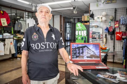 José María Barrón, en el interior de la tienda.