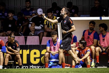 Abel Segovia, en el banquillo del Numancia durante un partido.