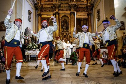 Danzantes de San Leonardo en la iglesia.