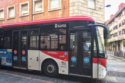 Autobús urbano de la empresa Avanza en una fotografía tomada este domingo.