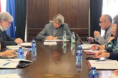 Los responsables del Ayuntamiento y FOES durante la reunión.