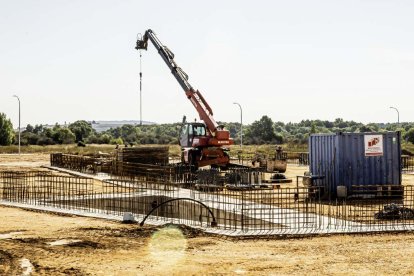 Obras para la plataforma para colocar el edificio de Maderaula
