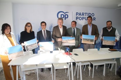 Los parlamentarios del PP muestran la ausencia de máquinas en el tramo
