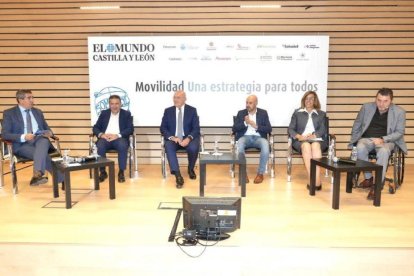 Última mesa del congreso ‘Somos CyL’ 2025: de izqda. a dcha.: Pablo R. Lago, Luis Mariano Santos, Jesús Julio Carnero, Óscar Lobo, Ángeles Armisén y Fran Sardón.