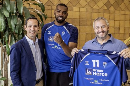 Eduardo Rubio, Juan Pablo Moreno y Alfredo Cabrerizo en la presentación del colombiano en las instalaciones de Grupo Herce.