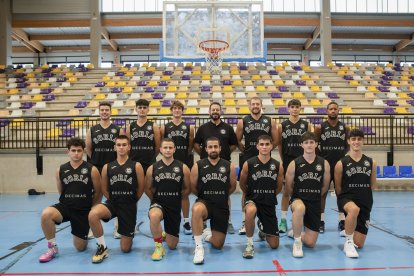 El CSB Décimas Masculino comienza el curso.

Se mantiene la columna vertebral del equipo de la temporada pasada, con Hugo García, Eneko Cueto, Pablo Osorio, Jean Carlos Mateo, Jorge Gómez y Marcos Raigón, y con los hasta el año pasado jugadores júnior, José Javier de la Fuente, Martín Navas y Héctor Gil. El riojano Mauro Gámez se incorpora al grupo, así como dos jugadores muy de la casa como son Gonzalo de Domingo y Luis Martínez, integrantes de este equipo en temporadas anteriores.

El CSB Décimas contará en el banquillo con J.J. Carnicero como ayudante, así como con el apoyo de Chema Izquierdo en la preparación física del equipo. Izquierdo, profesor de la Universidad de Valladolid, planificará también la preparación del Primera Nacional y la cantera del club.

La competición cuenta con 14 equipos, y, como otras temporadas, dos plazas dan derecho al ascenso a competición nacional Tercera FEB (antigua EBA). Este equipo alcanzó su mejor resultado en la temporada 21/22 al proclamarse campeón de la Copa de Castilla y León.

El CSB da la bienvenida a DÉCIMAS como nuevo patrocinador del equipo.

Presente físicamente en Soria, Décimas es una cadena de tiendas española, fundada en 1985, y especializada en la venta de moda deportiva, complementos y artículos de deporte, con más de 300 puntos de venta en España y en varios países europeos, incluyendo Francia, Portugal, Rumanía y Polonia.