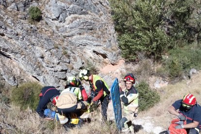 Rescate de la mujer, que luego sería izada con la grúa del helicóptero.