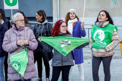 Activistas de PACMA en una concentración en Medinaceli (Soria) contra el Toro Jubilo.