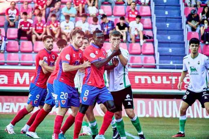 El Numancia ha ganado los dos partidos de Los Pajaritos y fuera de casa sólo ha sumado un punto de seis.