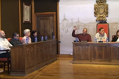 Momento de la votación en el pleno en el que Miguel Ángel Miguel no votó con el PP.