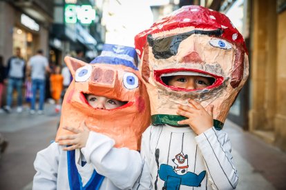 Sale la comparsa en fiestas de San Saturio.