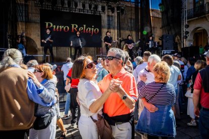 Cientos de personas bailaron en la Plaza Mayor