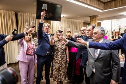Brindis de las autoridades en la recepción en el Ayuntamiento por San Saturio.