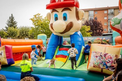 Diversión para los niños en el parque de La Barriada