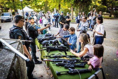 Los asistentes conocieron de primera mano el trabajo de la Benemerita