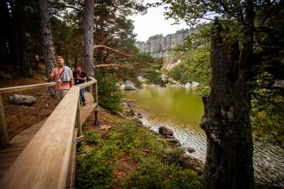 Dos paseantes por la Laguna Negra en una imagen de archivo.