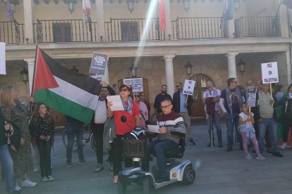 Lectura del manifiesto en la plaza Mayor de El Burgo.