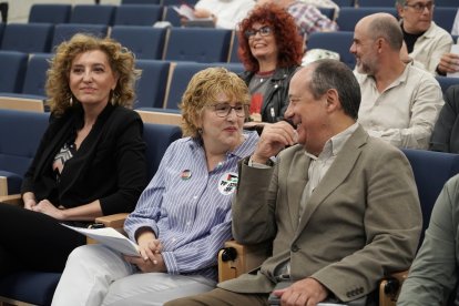 La secretaria general de CCOO en Castilla y León, Ana Fernández de los Muros, el secretario de Políticas Públicas y Protección Social de CCOO, Carlos Bravo, y el presidente del Consejo Económico y Social de Castilla y León, Enrique Cabero, atienden a los medios de comunicación antes de la celebración del foro sobre trabajo decente y acceso a la vivienda.