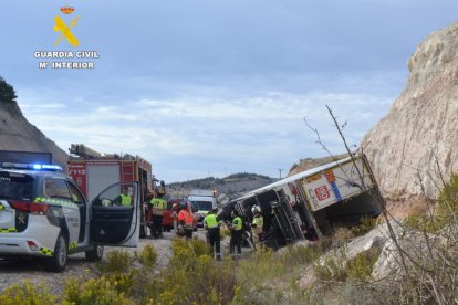 Bomberos y Guardia Civil intervienen en el accidente de tráfico.