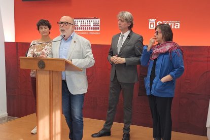 El subdelegado junto al alcalde de Soria, la concejala de Igualdad y la responsable de Viogen en la Subdelegación.