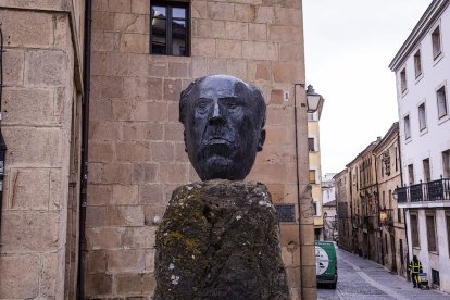 Busto de Antonio Machado junto al instituto que lleva su nombre.