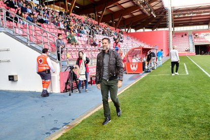 Abel Segovia sonriente antes de que arrancara un partido en el que esperaba otro resultado.