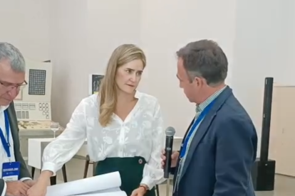 La ministra Sara Aegesen junto al director de Asfoso, Pedro Medrano, en Ponferrada.