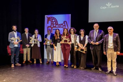 Foto de familia de los ganadores de los Premios Numancia 2025 con sus caballitos.