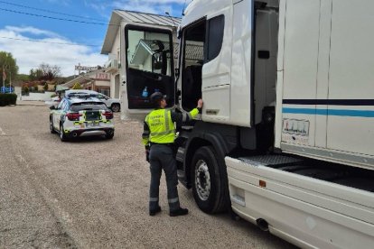 Un agente hablando con el conductor de un camión.