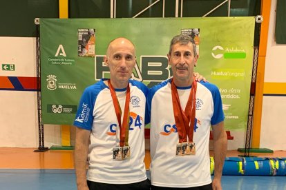Santiago Martínez y José Carlos, con las tres medallas.