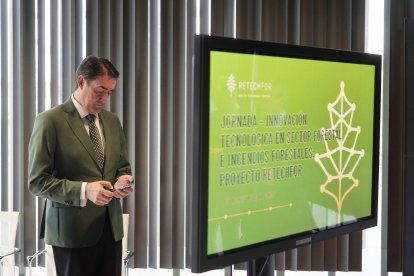 El consejero de Medio Ambiente, Vivienda y Ordenación del Territorio, Juan Carlos Suárez-Quiñones, inaugura la presentación del proyecto Retechfor para la digitalización y el monitoreo del sector forestal.
