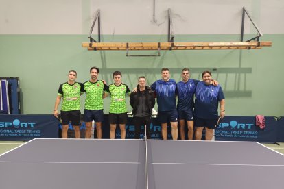 Los jugadores de los dos equipos en competición.