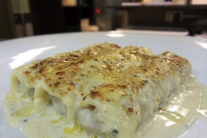 Plato de canelones con bechamel.
